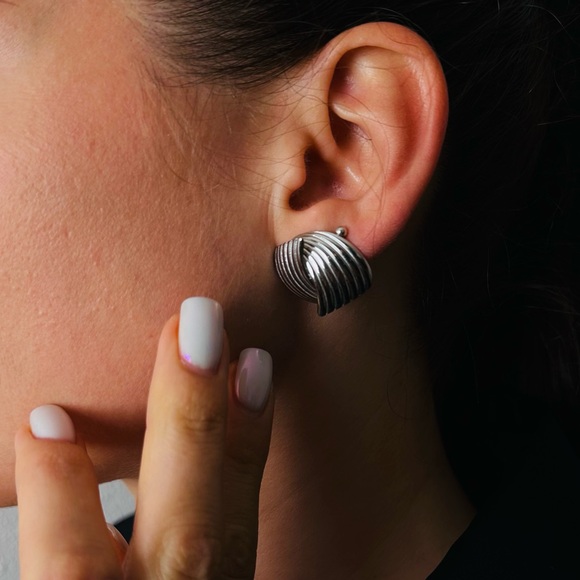 New Silver Whirl Stud Earrings Geometric - Picture 3 of 7